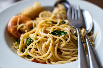 spaghetti with tomato sauce