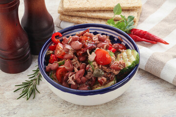 Tuna salad with bean and tomato