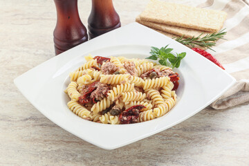 Pasta with tuna and tomato