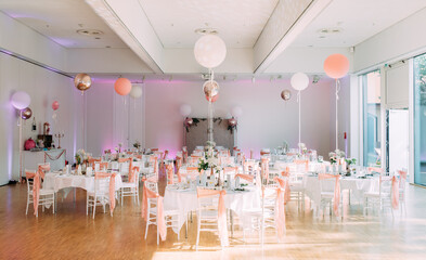 schöne Dekoration zur Hochzeit in rosafarben, und apricot mit Ballons horizontal
