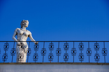 空を見上げる彫刻