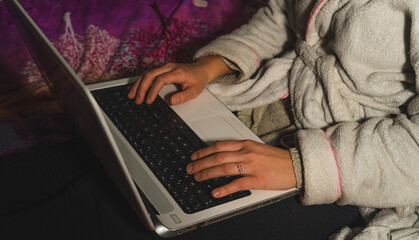 Foto de primer plano de manos femeninas con una computadora portátil. Mujer independiente que se conecta a Internet a través de la computadora. Blogger o periodista escribiendo un nuevo artículo. - obrazy, fototapety, plakaty