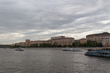 Obraz premium MOSCOW, RUSSIA - June 05, 2021: The ships sail along the Moscow river on a cloudy day.