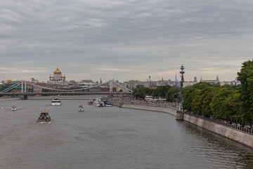 Naklejka premium MOSCOW, RUSSIA - June 05, 2021: The ships sail along the Moscow river on a cloudy day.