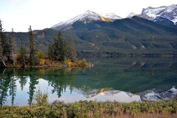  Panoramic view of the picturesque landscape of Bow Lake in Alberta