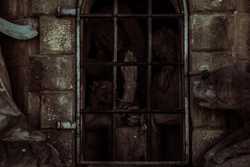 Gruselige Statuen an der Karlsbrücke in Prag
