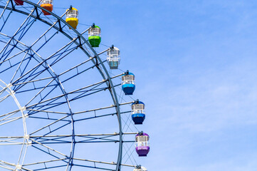 カラフルなゴンドラの観覧車