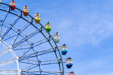 カラフルなゴンドラの観覧車