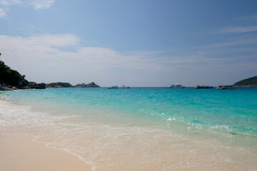 Fototapeta premium Sunny day, the natural landscape of gorgeous tropical beaches and the sea