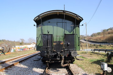 Fototapeta na wymiar Plattform für Passagiere an einem alten Eisenbahnwagen