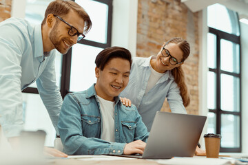 Obraz premium Business people conduct meeting with laptop in modern office