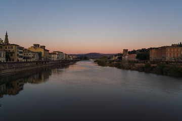 Fototapeta na wymiar sunset over the Arno river in Florence, Italy 