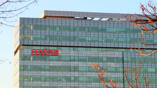 Enseigne / logo de la marque Havas, c&eacute;l&egrave;bre entreprise fran&ccedil;aise de conseil en communication, sur la fa&ccedil;ade du b&acirc;timent de son si&egrave;ge social &agrave; La D&eacute;fense, pr&egrave;s de Paris &ndash; f&eacute;vrier 2022 (France)