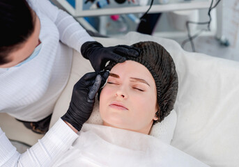 Master making eyebrows permanent makeup
