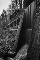 Die Lohmener Klamm mit dem historischen Wasserkraftwerk