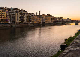 Naklejka premium View of the Ponte Vecchio and sunset over the Arno river 