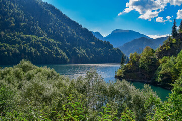Obraz na płótnie Canvas Landscape of Lake Ritsa surrounded by the Caucasian mountains in Abkhazia