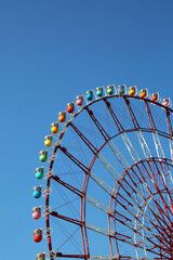 青空とカラフルな観覧車