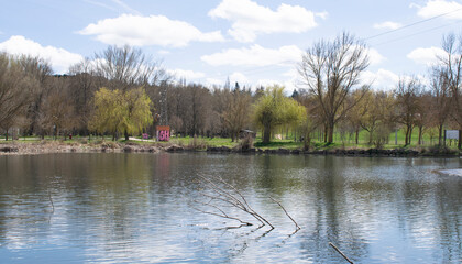 Fototapeta premium Paisaje de un lago y río en primavera.