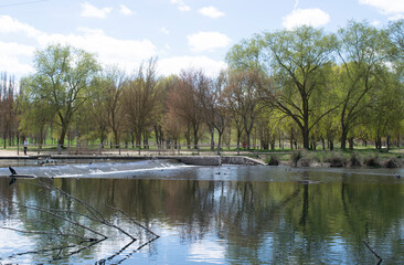 Paisaje de un lago y río en primavera.
