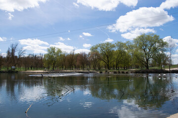 Fototapeta na wymiar Paisaje de un lago y río en primavera.