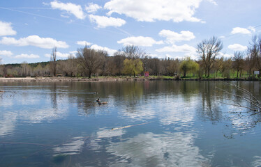 Fototapeta na wymiar Paisaje de un lago y río en primavera.