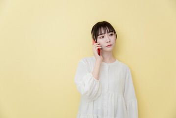 携帯電話を使う女性