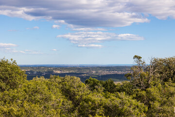 Vue sur la plaine du Languedoc jusqu'à la mer depuis le Bois de Lèque à Les Matelles (Occitanie,...