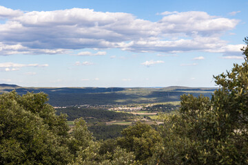 Vue sur la plaine du Languedoc jusqu'à la mer depuis le Bois de Lèque à Les Matelles (Occitanie, France)