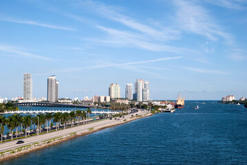 Fototapeta na wymiar Miami Main Channel And Miami Beach Skyline