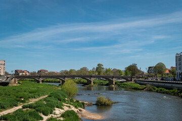 Ponte sobre o Rio Adour na cidade de Dax no País Basco, França - obrazy, fototapety, plakaty