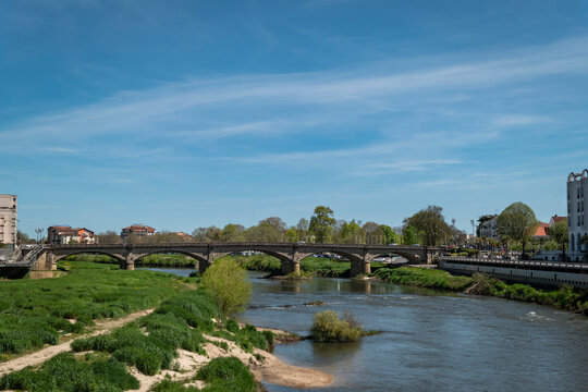 Ponte sobre o Rio Adour na cidade de Dax no Pa&iacute;s Basco, Fran&ccedil;a