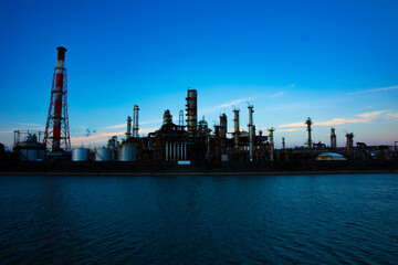 Obraz premium A dusk of the industrial area in Yokkaichi Mie wide shot
