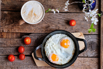 Breakfast. Fried eggs with tomatoes
