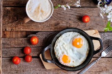Breakfast. Fried eggs with tomatoes