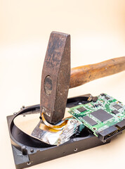 Festplatte wird mit Hammer zerstört - Daten Vernichtung