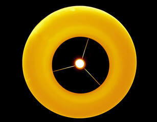 śiwecące, żółte koło na czarnym tle, glowing circle on a black background, a round chandelier on a black background, a yellow circle on a black background