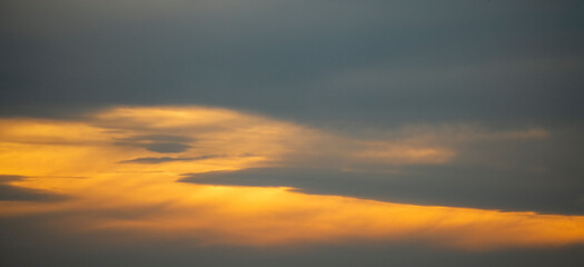 Obraz premium Beautiful bright dramatic sunset in the clouds.