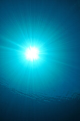 Fototapeta na wymiar Sonnenstrahlen im tropischem Meer 
