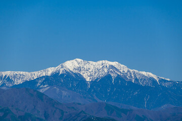 Fototapeta na wymiar 駒ヶ根市から見た南アルプスの雪山