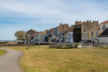 La petite ville de Paimboeuf en Loire Atlantique le long de l'estuaire de la Loire