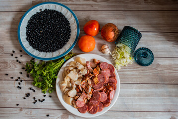 Tempero para Feijoada, tomate, cheiro verde, alho, coentro, cebola de cabeça, feijão preto, calabresa, bacon, carne de porco