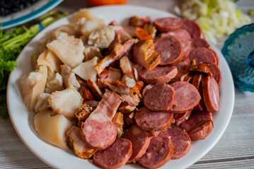 Tempero para Feijoada, tomate, cheiro verde, alho, coentro, cebola de cabeça, feijão preto, calabresa, bacon, carne de porco