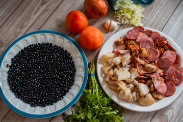 Tempero para Feijoada, tomate, cheiro verde, alho, coentro, cebola de cabeça, feijão preto, calabresa, bacon, carne de porco