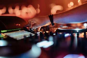 Ręce DJ na Konsoli w klubie muzycznym - obrazy, fototapety, plakaty