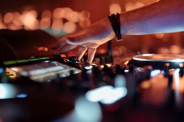 Ręce DJ na Konsoli w klubie muzycznym - obrazy, fototapety, plakaty