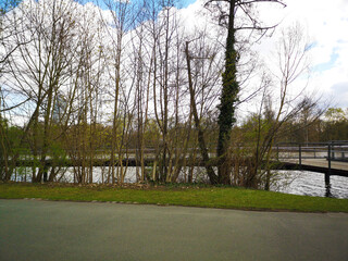 Obraz premium lake and bridge in the city 