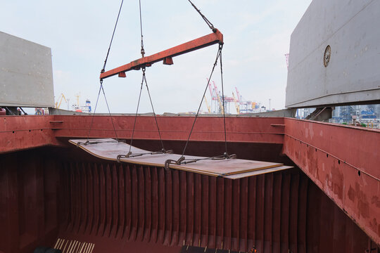 Loading of long hot rolled steel plates using spreader beam with steel clamps