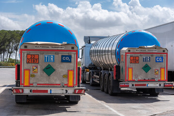 Tank trucks for the transport of dangerous gases with the TIR label, for transport outside the EEC. (European Economic Community)