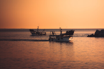 san benedetto del tronto, pescherecci escono in mare dal molo del portoper la pesca all'alba